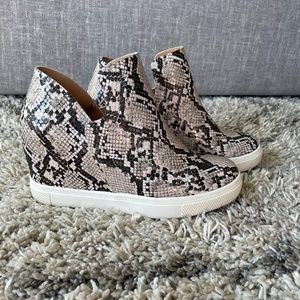 Express, wedge sneaker shoe, size 7, black & beige snake skin